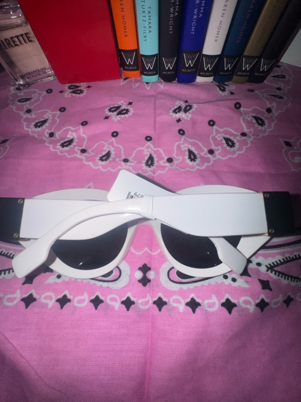Burberry White Oversized Round Sunglasses with Black Lenses NWT - Picture 2 of 6